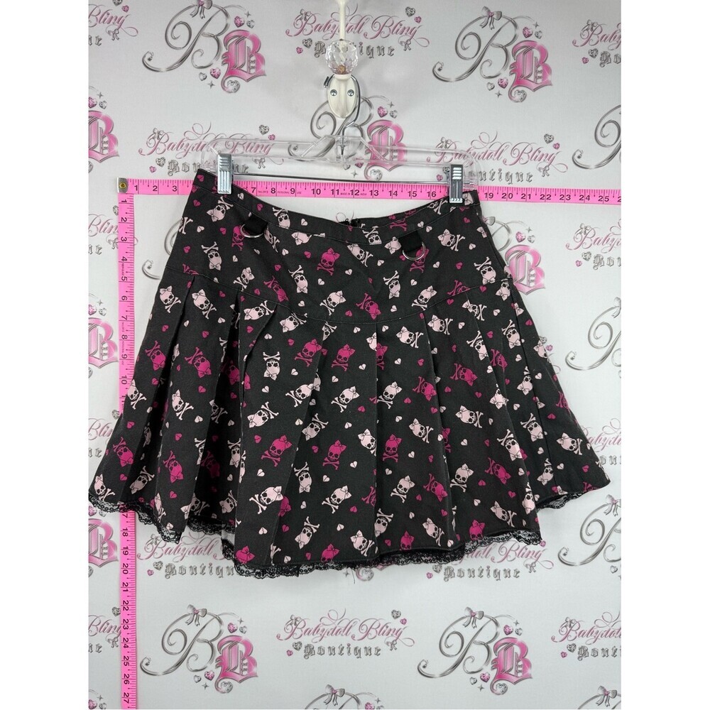 Hot Topic skirt Black Skull & Crossbones Pleated Mini Skirt with Pink Accents